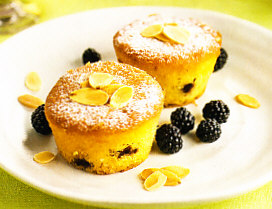 Pastelitos de almendra y moras