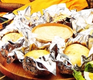 Patatas asadas con salsa de queso