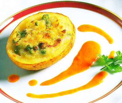 Patatas asadas rellenas de habas y guisantes