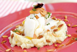 Bacalao con crema de patatas y coliflor, ajos, piñones y aceite de ñoras