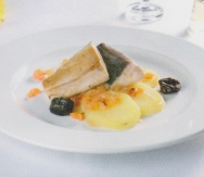 Patatas con bonito y ciruelas