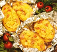 Patatas rellenas de queso y jamón