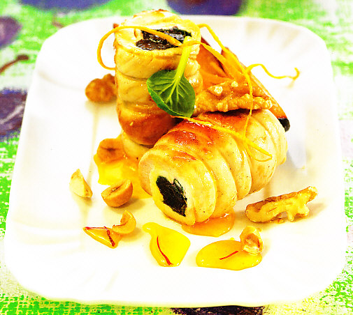 Pechuga de pollo con ciruelas y salsa de naranja