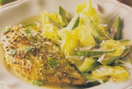 Pechugas de pollo con salsa de yogur y ensalada de aguacate