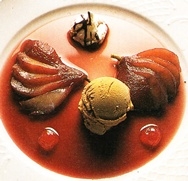 Peras al vino de Jumilla con helado