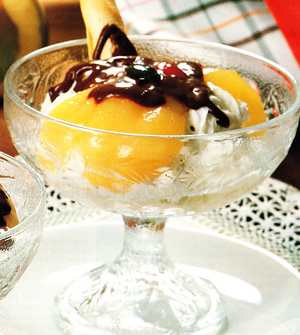 Peras con salsa de chocolate y nata