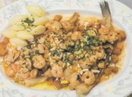 Pescadillas fritas con níscalos y gambitas