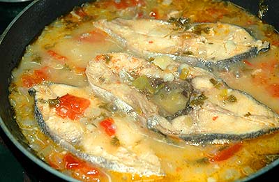 Pescado hervido con refrito y pimentón agridulce o picante
