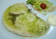 Pez espada a la plancha con salsa de tomate verde
