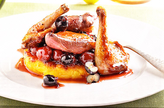 Pichón asado y chutney de guindas