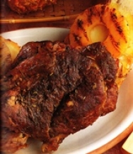 Pierna de cordero asada con piña