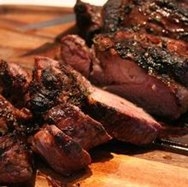 Pierna de cordero asada deshuesada