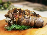 Pierna de cordero rellena de carne, ciruelas y piñones