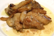 Pies de cerdo con nabos negros