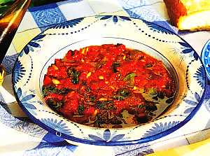 Pimiento y tomate con atún y piñones