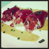 Pimientos del piquillo rellenos de arroz y jamón con salsa suave de shiitake