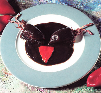 Pimientos rellenos con salsa negra
