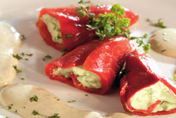 Pimientos rellenos de crema de aguacate y vinagreta de anchoas