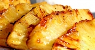 Piña asada con especias y ron
