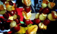 Pinchitos de fruta en salsa dulce