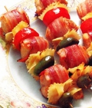 Pinchitos de pavo con lazos de pasta