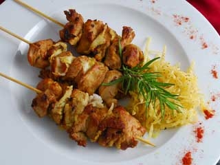 Pinchos de filete de buey con cebolla a la pimienta