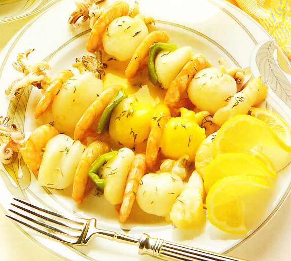 Pinchos de pescado y marisco al azafrán