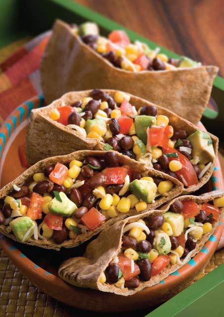 Pitas de frijoles negros y granos de elote