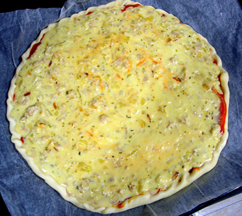 Pizza a los dos quesos con jamón y calabacín