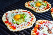 Pizza con huevo y salchichas
