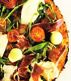 Pizza de melón, jamón y gazpacho