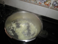 Pochando la cebolla y los ajos