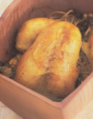 Pollo al azafrán en fuente de barro