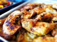 Pollo al horno con manzanas, tomillo y ajos tiernos