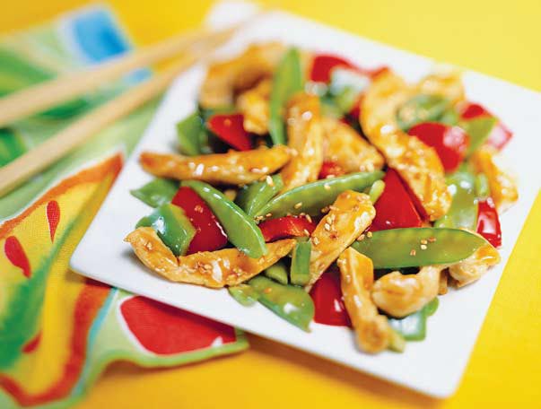Pollo al sésamo con pimientos y chícharos