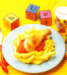Pollo asado con tomate y patatas fritas