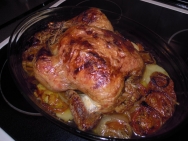Pollo asado con tomates rellenos