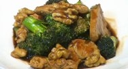 Pollo con brócoli y nueces