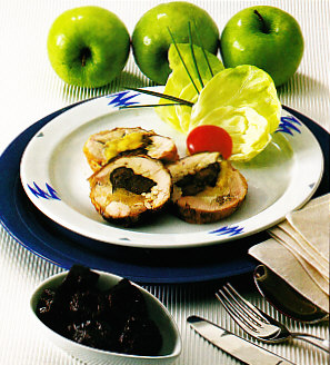 Pollo con manzanas y ciruelas