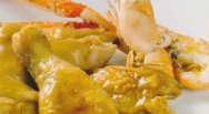 Pollo con pies de cerdo y cigalas