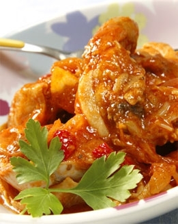 Pollo con tomate, ajo y aceitunas negras
