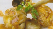 Pollo de payés con ciruelas y cebollitas