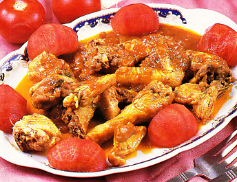 Pollo sateado con tomate