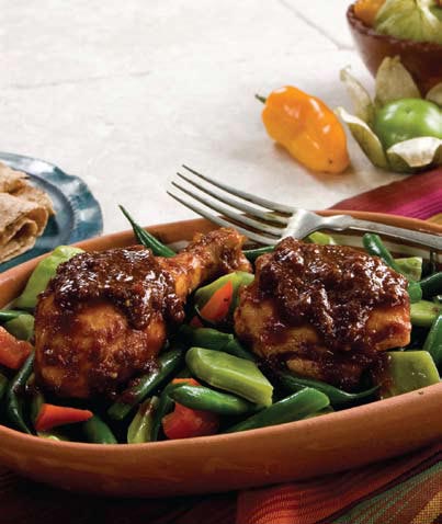 Pollo y vegetales con salsa de mole