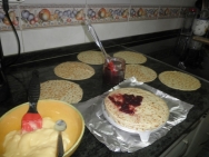 Poniendo mermelada de higos