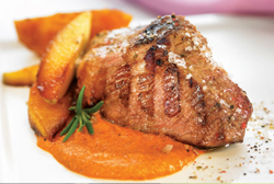 Presa de paletilla ibérica con manzana caramelizada y salsa de ñoras