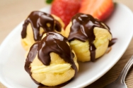 Profiteroles rellenos de crema con chocolate
