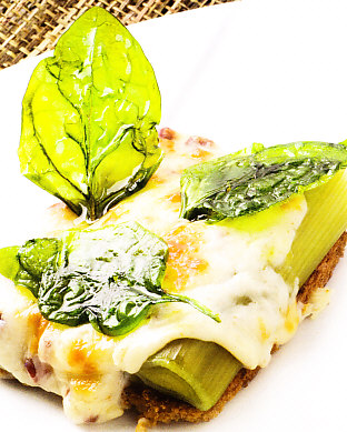 Puerros con bechamel de jamón y queso