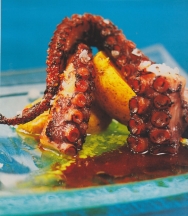 Pulpo asado sobre papa arrugada y mojo verde