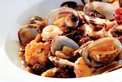 Pulpo salteado con almejas y colmenillas